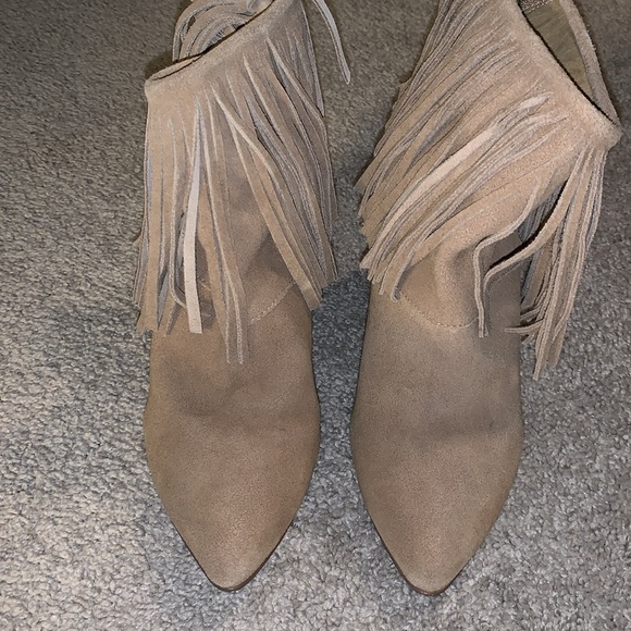 Chinese Laundry tan suede boots with fringe wedges size 9.5 - Picture 8 of 8